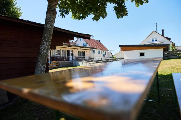 Garten mit Gartenhäuschen ,Biertischgarnituren und Holzkohlegrill