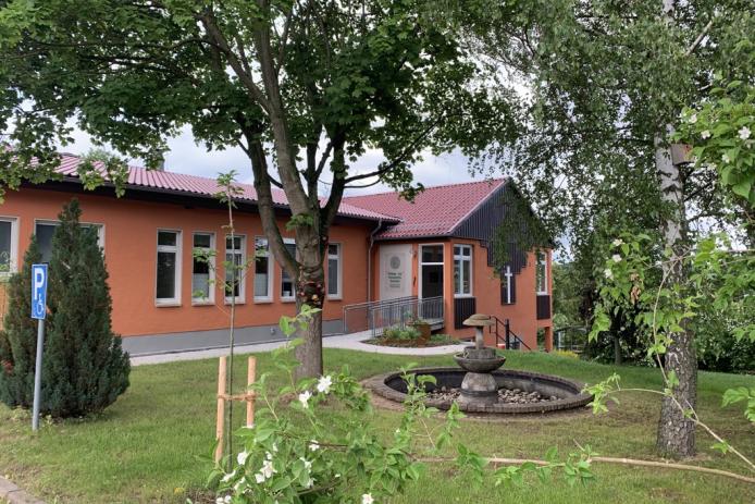 Haupthaus mit Speiseraum und Cafeteria