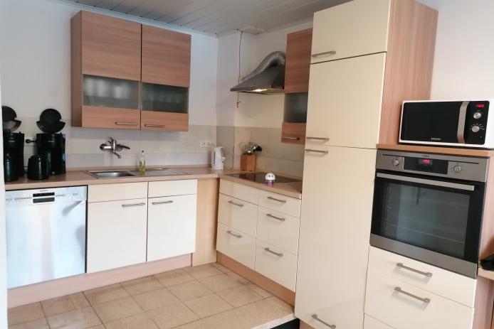Ceranherd und Umluftbackofen, Spülmaschine, Mikrowelle, Kaffeemaschine