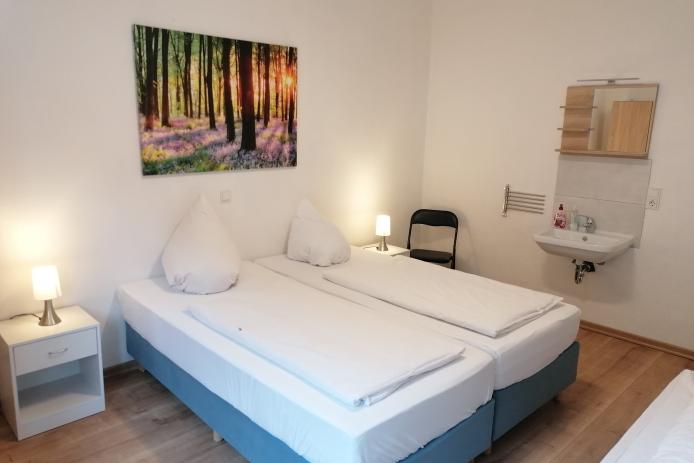 Zimmer 3, 3 Boxspringbetten