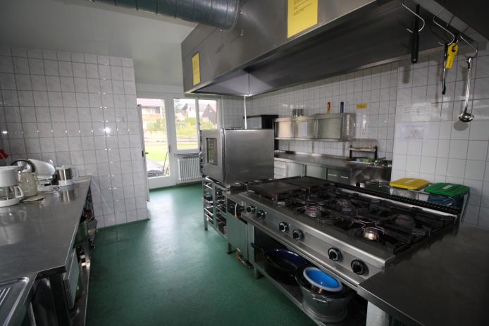 Küche, Gasherd, Dampf-Backofen, Gastro-Spülmaschine