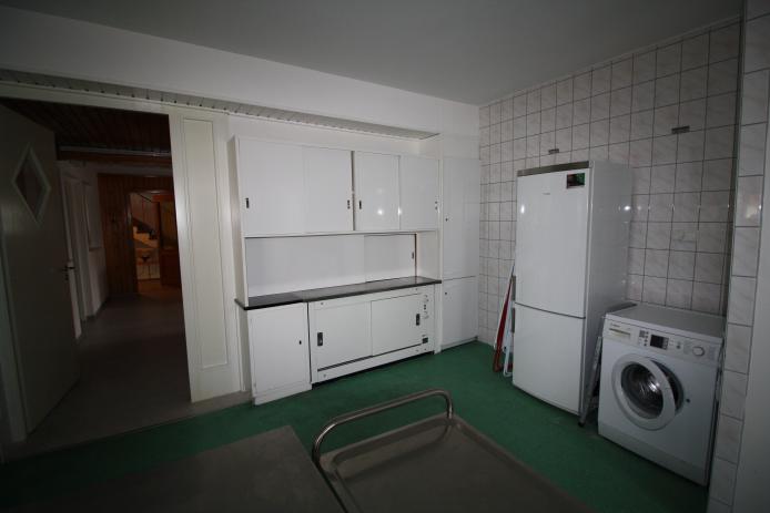 Küche, Kühl-Gefrierschrank, Waschmaschine