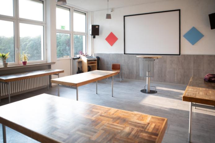Seminarraum mit Beamer