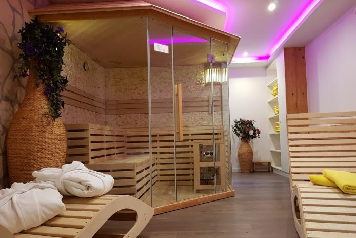 Sauna mit Wohlfühllicht und Wellnessmusik