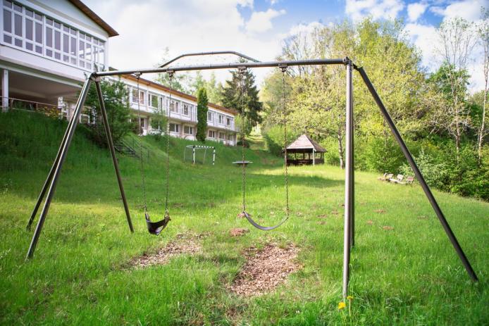 Spielweise mit Hütte, Tor, Schaukel, Tischtennisplatte