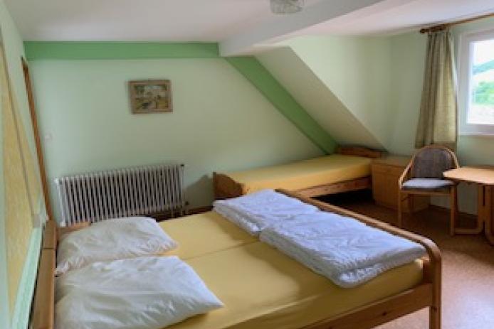 Unsere 3-Bett-Zimmer sind sehr großzügig und hell.