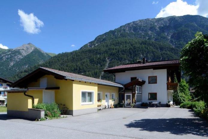 Außenansicht Haus Sommer  mit großem Parkplatz