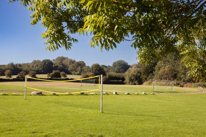 Volleyball- und Fußballplatz