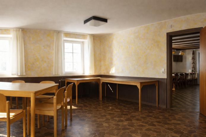 Aufenthaltsraum mit Kamin