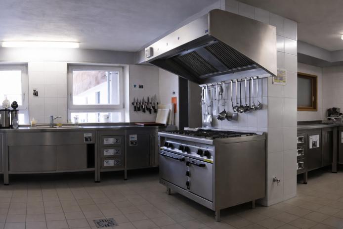 Küche mit einer Industriespülmaschine