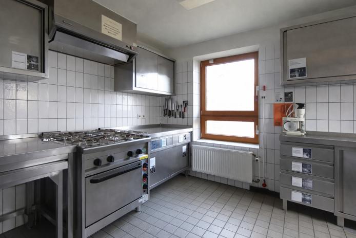 Modern eingerichtete Küche mit Spülmaschine