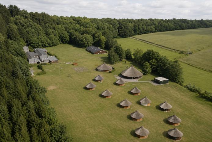 Haupt- und Blockhaus und 14 gemütliche Reetdachhütten mitten im Grünen