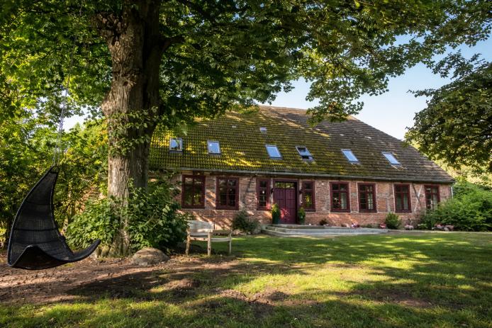 Altes Haus in Mitten eines riesigen Gartens.