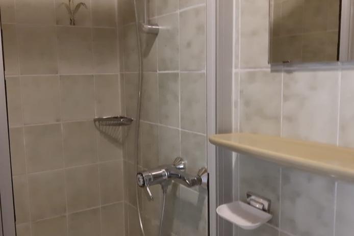 1. Badezimmer mit Dusche