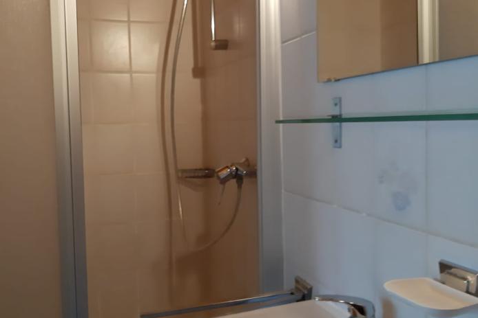 2. Badezimmer mit Dusche