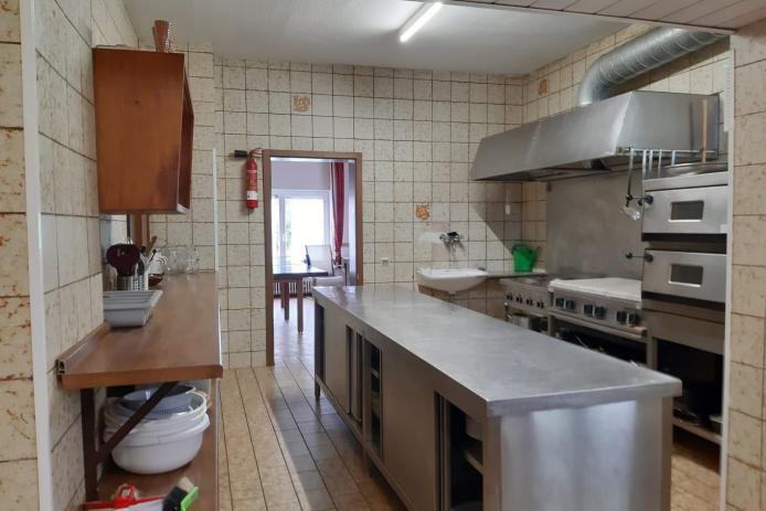 Gut ausgestattete Küche