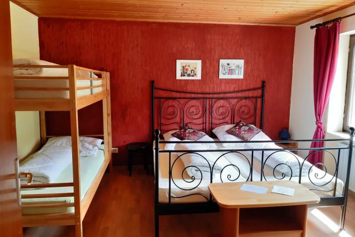 4-Bett-Zimmer mit Doppel- und Etagenbett mit Duschkabine im Zimmer