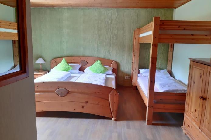 4-Bett Schlafzimmer (Doppelbett und Etagenbett)