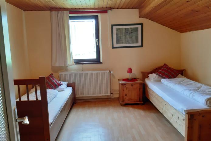 2-Bett Schlafzimmer mit Einzelbetten