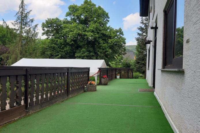 Terrasse mit Zugang zum Garten