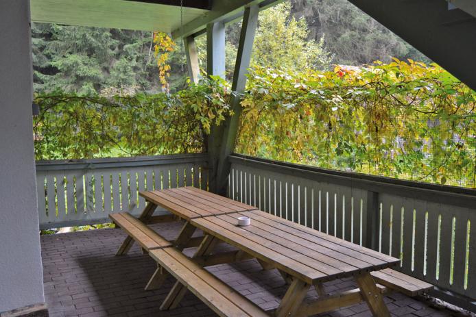 großer Balkon mit Außensitzplatz