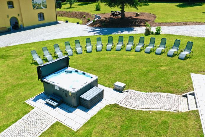 Whirlpool und Sonnenliegen