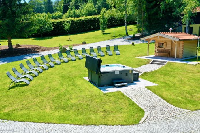 Saunahäuschen, Gartenliegen, Whirlpool