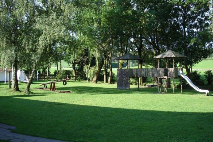 Spielwiese und Spielplatz