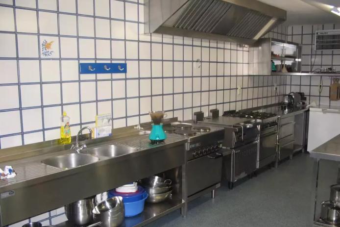 Küche mit E-Herd, Gas-Herd und Kipppfanne