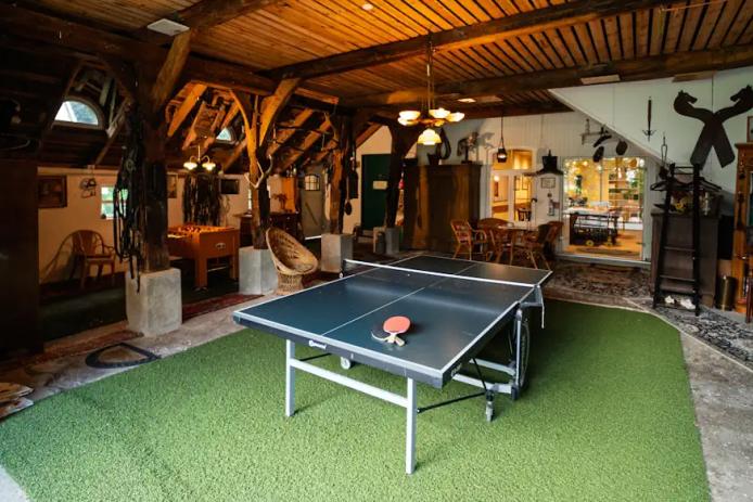 Diele mit Tischtennis Platte, Kicker u. a.