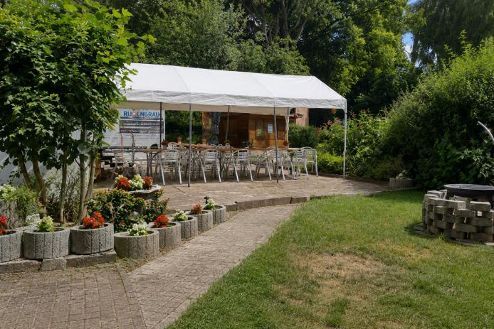 Garten hinter dem Haus mit Feuerstelle und Terrassen