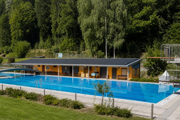 Das 600 m entfernte Schwimmbad