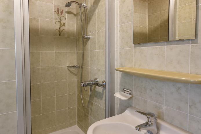 1. Badezimmer mit Dusche