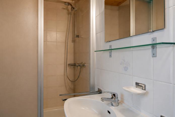 2. Badezimmer mit Dusche