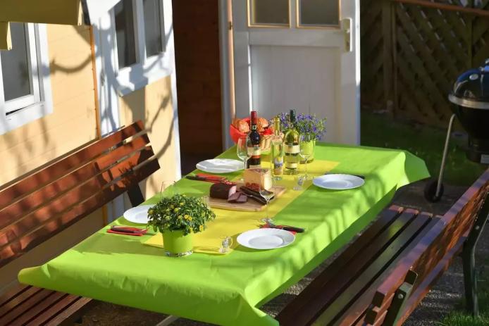 Garten mit Blockhaus außen