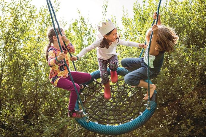 Nestschaukel mit Kindern