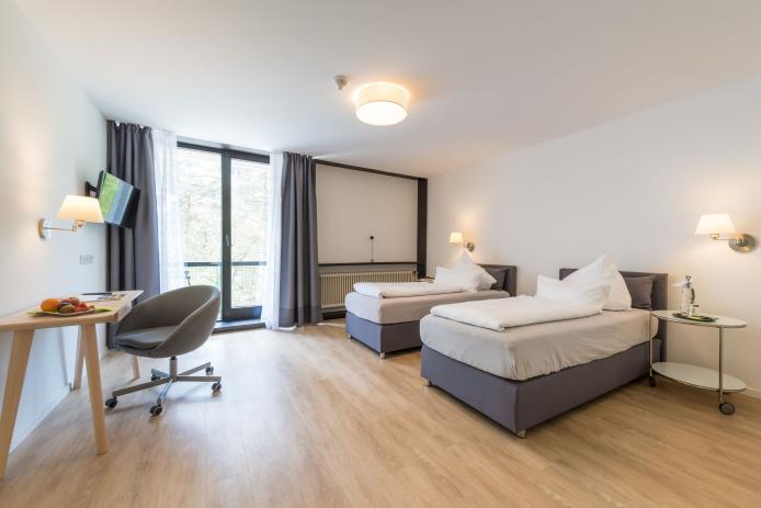 Geräumig, hell und gemütlich. Entdecke unsere modernen Komfort-Zimmer im Gelben Haus