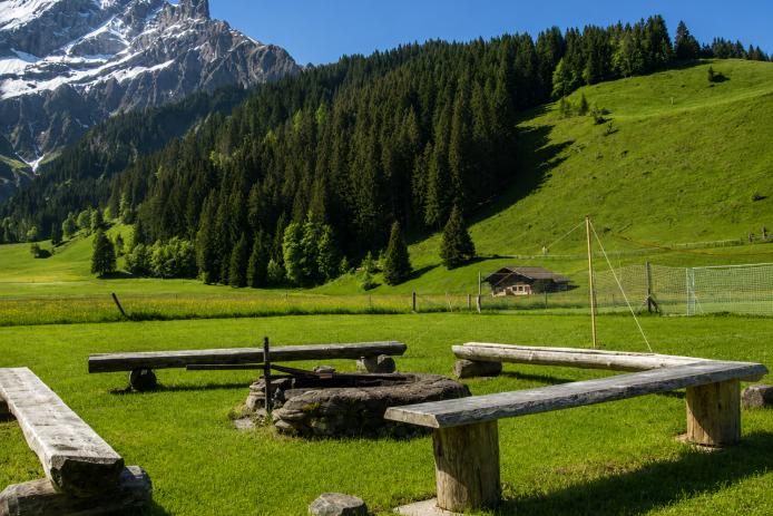 Grillstelle und Fußballplatz