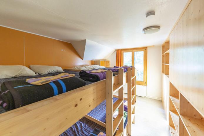 Einzelbett und Doppelhochbett im 3-Bett-Zimmer im OG