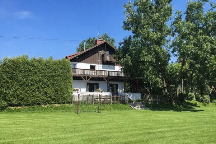 Fußballplatz und Spielwiese (1.000 m²) direkt am Haus 