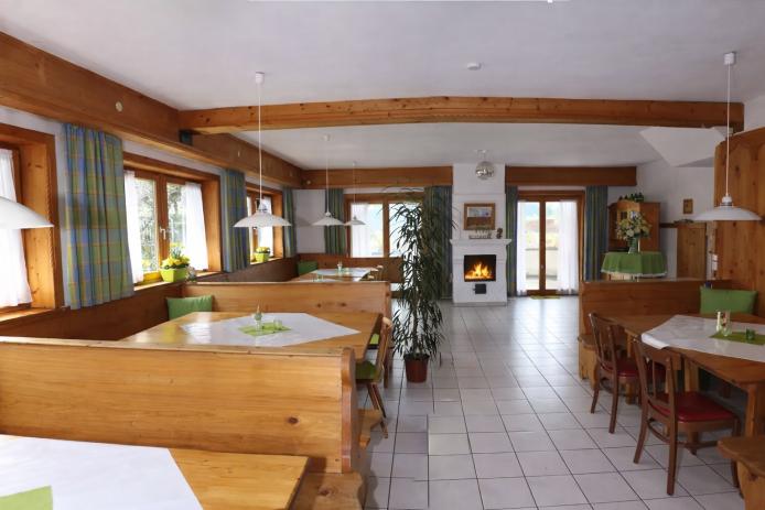 Unser großer Aufenthaltsraum mit offener Kaminofen lädt zu gesellige gemeinsamen Stunden ein.