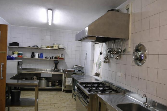 vollständig eingerichtete Industrie Küche