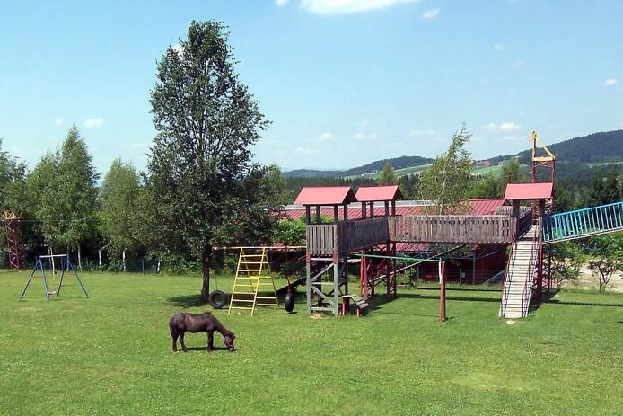 Spielplatz mit Kletterburg, Seilbahn und Rutschen