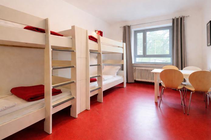 Perfekt für Schulklassen oder andere Jugendgruppen. In freundlichen Viererzimmern mit gemütlichen Etagenbetten