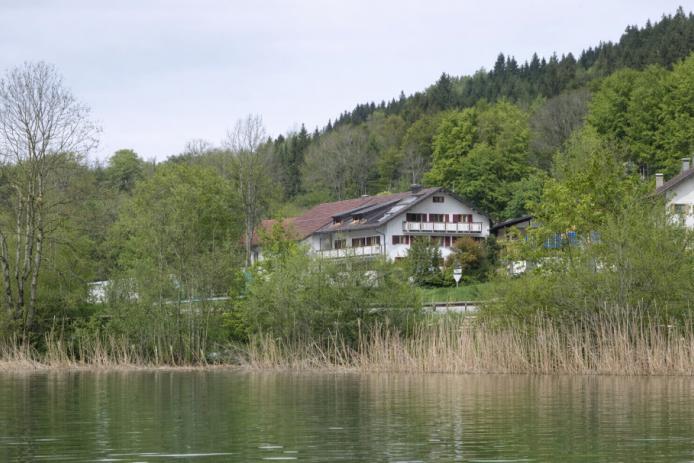 in wunderschöner ruhiger Lage direkt an der Sonnenseite des Großen Alpsee