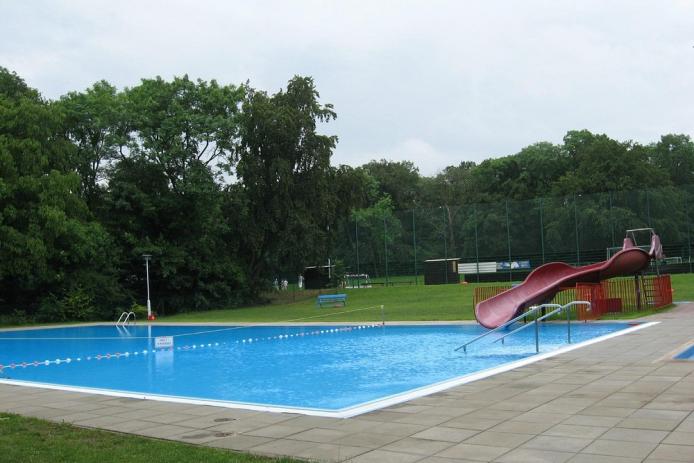 hauseigenes Freibad mit Rutsche