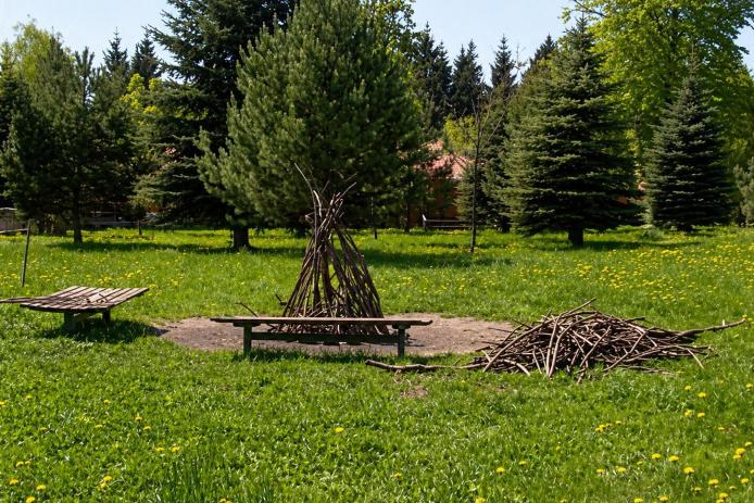 in jedem Dorf ein Lagerfeuerplatz