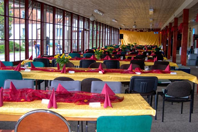 die große Sommerhalle - für ein Fest geschmückt