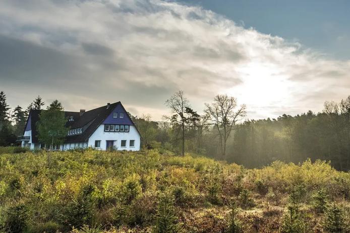 Das 100 m entfernte Lila-Gruppenhaus (30 Betten)