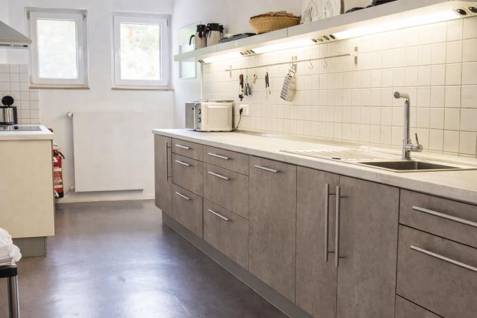 Lila-Haus: komplett eingerichtete Selbstversorgerküche 
